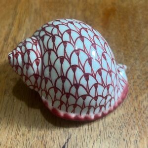 RED AND WHITE SHELL DECOR